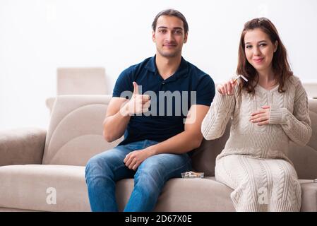 Mann und schwangere Frau im Rauchverbot Stockfoto