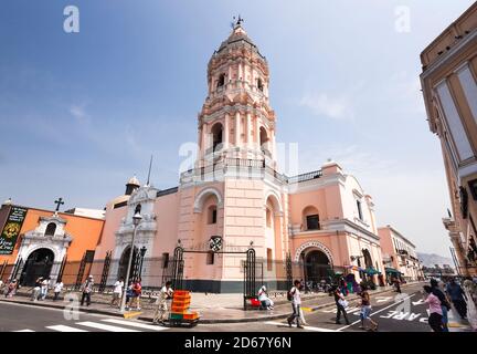 Kirche und Straße, in der Nähe der Plaza Mayor (Plaza de Armas), "Basilika und Kloster von Santo Domingo", Lima, Peru, Südamerika Stockfoto