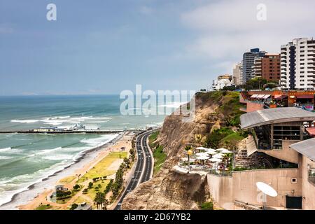 Larcomar Einkaufszentrum, und atrantischen Ozean, Miraflores, Lima, Peru, Südamerika Stockfoto