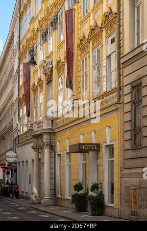 WIEN, ÖSTERREICH - 15. JULI 2019: Das barocke Pertschy Palais Hotel befindet sich im Palazzo Cavriani aus dem 18. Jahrhundert Stockfoto