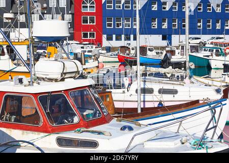 Hafen von Torshavn auf den Inseln Streymoy Feroe. Farbenfrohe malerische Häuser Stockfoto