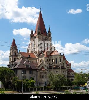 WIEN, ÖSTERREICH - 15. JULI 2019: Außenansicht der St. Francis of Assisi Kirche (bekannt als Kaiserjubiläum-Kirche) am Mexikoplatz Stockfoto