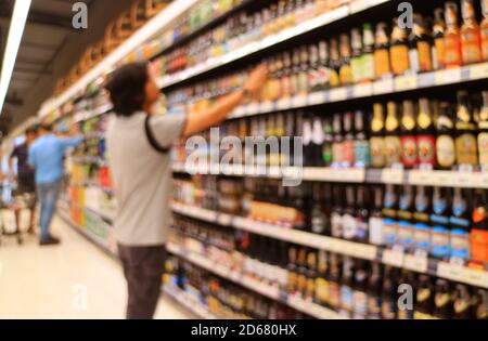 Außerhalb des Fokus Aufnahme eines Mannes Einkaufen in der Supermarkt Stockfoto