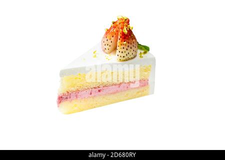 Erdbeer-Mousse-Kuchen mit frischen Erdbeeren und Pistazien auf weißem isolierten Hintergrund mit Clipping Pfad. Köstliche und weiche Vanille Biskuit w Stockfoto