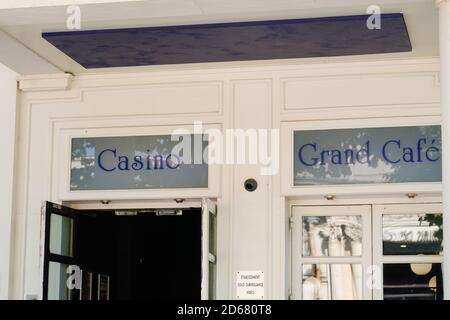 Vichy , Auvergne / Frankreich - 10 10 2020 : Casino und Café Schild Text am Eingang in Vichy Stadt Frankreich Stockfoto