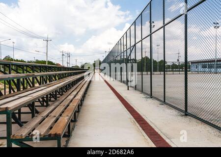 Reihen der hölzernen Tribüne leere Sitze des Tennisfeldes Stockfoto