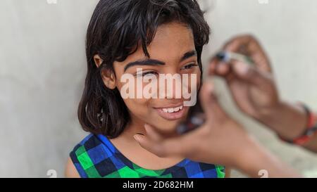 15. Oktober 2020 : Reengus, Jaipur, Indien / Indische niedliche Mädchen bereit, auf Durga Festival durchzuführen. Stockfoto