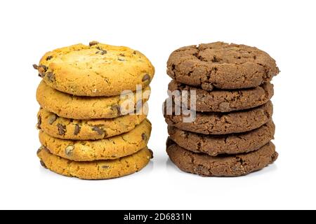 Stapel von verschiedenen Schokoladenstückchen Cookies auf weißem Hintergrund isoliert Mit Beschneidungspfad Stockfoto