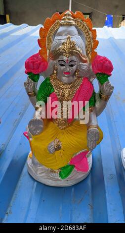 Nahaufnahme von Maa Durgas Gesicht während des Durga Puja Festivals. Stockfoto