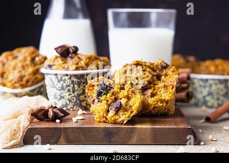 Herbst Kürbis oder Karotte gesunde vegane weiche Muffins mit Milch, heller Hintergrund. Stockfoto