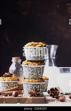 Herbst Kürbis oder Karotte gesunde vegane weiche Muffins mit Milch, heller Hintergrund. Stockfoto