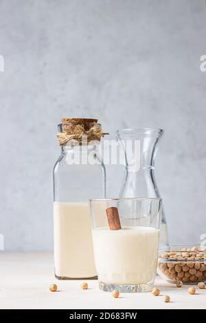 Kichererbsen vegetarische Milch in einer Flasche und Glas und rohe Kichererbsen auf hellem Hintergrund. Laktosefreie nicht-Milchprodukte. Gesundes veganes Lebensmittelkonzept. Stockfoto