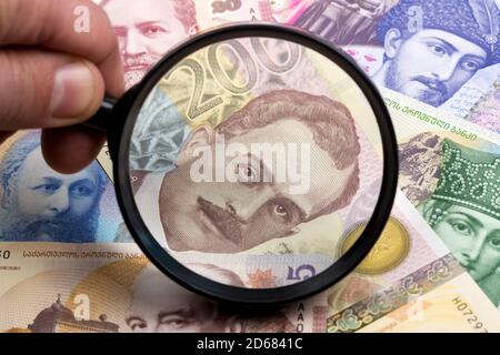 Georgische Lari in einer Lupe Stockfoto