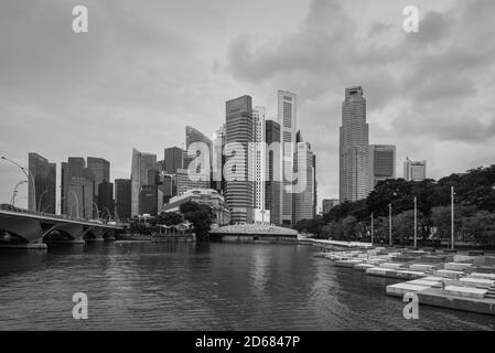 Singapur - 3. Dezember 2019: Singapur City Skyline des Geschäftsviertels Innenstadt und Singapur Fluss bei bewölktem Wetter. Die Anderson Bridge in der Stockfoto