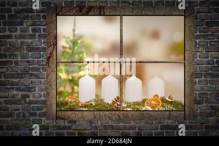 Eine Kerze brennt auf einem Adventskranz im Fenster Blick von außen Stockfoto