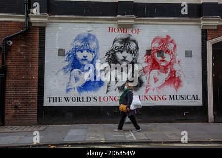 Die Menschen gehen am Theater Les Miserables vorbei, dem am längsten laufenden Musical Im West End, das durch bedroht ist Die Coronavirus Lockdown Maßnahmen Stockfoto