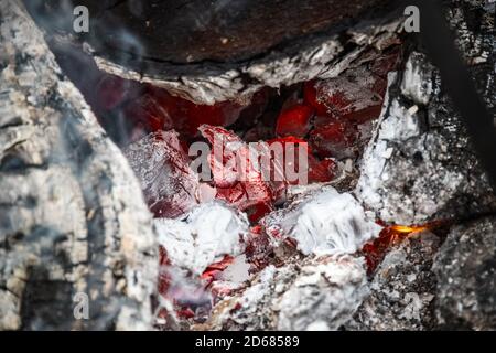 Schwelende Glut des brennenden Holzes, Nahaufnahme in Details Stockfoto