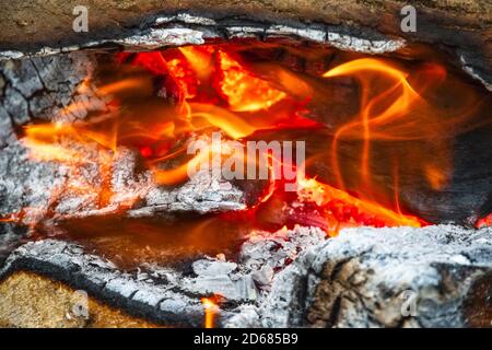 Lagerfeuer, brennendes Holz auf einem touristischen Campingplatz in England Stockfoto