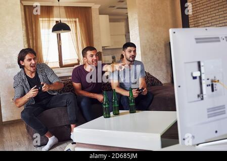 Gruppe von Freunden haben Spaß spielen Konsole Spiel drinnen Wohnzimmer Stockfoto