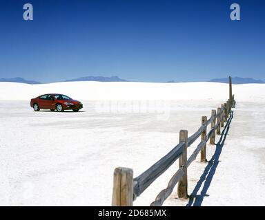 Dodge Intrepid in der White Sands Wüste New Mexico 1999 Stockfoto