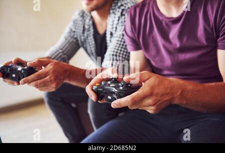 Gruppe von Freunden haben Spaß spielen Konsole Spiel drinnen Wohnzimmer Stockfoto