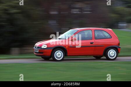 Junge Frau fährt einen Vauxhall Corsa Stockfoto