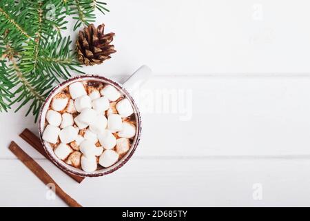 Heißer Kakao mit Marshmallows in der Tasse auf dem weißen Hintergrund Stockfoto