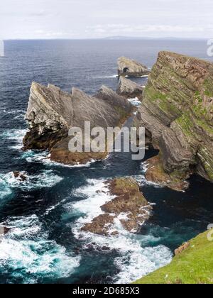 Felsformation bekannt als Gada Stack auf Insel Foula, Shetlands, Schottland, Vereinigtes Königreich, Europa Stockfoto