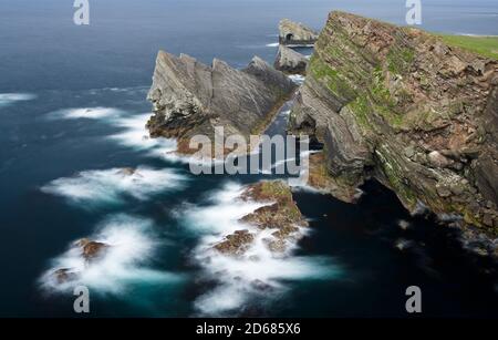 Felsformation bekannt als Gada Stack auf Insel Foula, Shetlands, Schottland, Vereinigtes Königreich, Europa Stockfoto