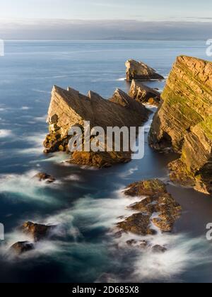 Felsformation bekannt als Gada Stack auf Insel Foula, Shetlands, Schottland, Vereinigtes Königreich, Europa Stockfoto