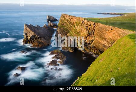 Felsformation bekannt als Gada Stack auf Insel Foula, Shetlands, Schottland, Vereinigtes Königreich, Europa Stockfoto