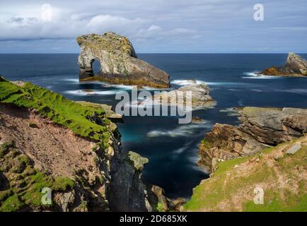 Felsformation bekannt als Gada Stack auf Insel Foula, Shetlands, Schottland, Vereinigtes Königreich, Europa Stockfoto