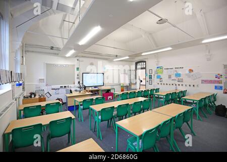 Neu renoviertes viktorianisches Schulzimmer mit Schreibtischen nach vorne gerichtet. Traditionelles Layout während der Covid-Pandemie von 2020 wieder eingeführt. Stockfoto