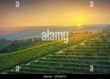 Prosecco Hills, Weinberge und San Pietro di Barbozza Dorf bei Sonnenuntergang. Unesco-Weltkulturerbe. Valdobbiadene, Treviso, Venetien, Italien, Europa. Stockfoto