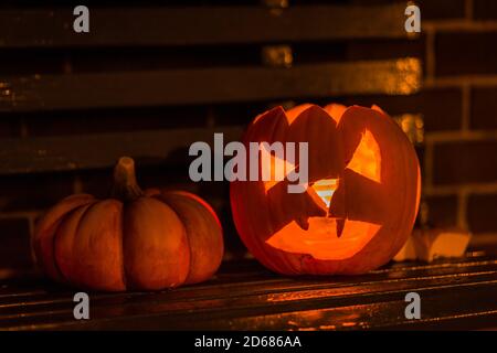 Teltow, Deutschland. Oktober 2016. 31. Oktober 2016, Teltow, Halloween Kürbisse. Dieses unheimliche, schöne Exemplar wurde nach dem US-Modell für die Kürbislaterne mit einer Grimasse geschnitzt. Quelle: dpa/Alamy Live News Stockfoto