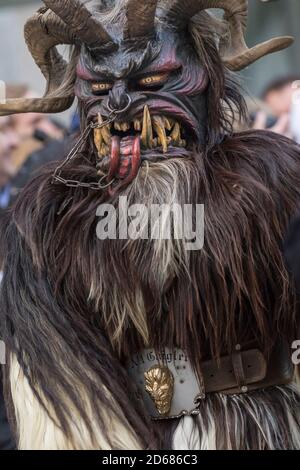 Monaco von Krampuslauf oder Perchtenlauf während der Adventszeit in Monaco von Bayern, eine alte Tradition, die während der Weihnachtszeit in den Alpen stattfindet Stockfoto