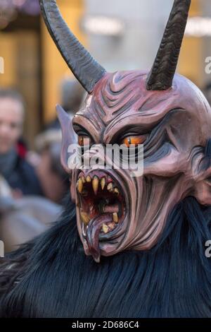 Monaco von Krampuslauf oder Perchtenlauf während der Adventszeit in Monaco von Bayern, eine alte Tradition, die während der Weihnachtszeit in den Alpen stattfindet Stockfoto