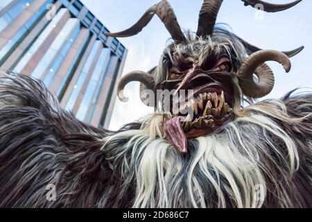 Monaco von Krampuslauf oder Perchtenlauf während der Adventszeit in Monaco von Bayern, eine alte Tradition, die während der Weihnachtszeit in den Alpen stattfindet Stockfoto