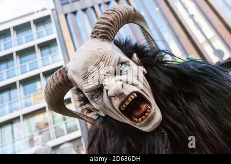 Monaco von Krampuslauf oder Perchtenlauf während der Adventszeit in Monaco von Bayern, eine alte Tradition, die während der Weihnachtszeit in den Alpen stattfindet Stockfoto