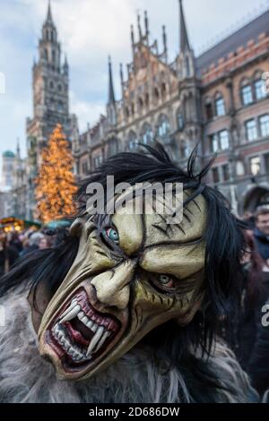 Monaco von Krampuslauf oder Perchtenlauf während der Adventszeit in Monaco von Bayern, eine alte Tradition, die während der Weihnachtszeit in den Alpen stattfindet Stockfoto