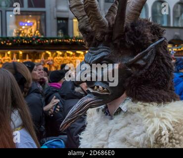 Monaco von Krampuslauf oder Perchtenlauf während der Adventszeit in Monaco von Bayern, eine alte Tradition, die während der Weihnachtszeit in den Alpen stattfindet Stockfoto