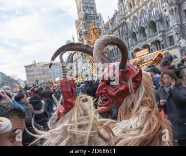 Monaco von Krampuslauf oder Perchtenlauf während der Adventszeit in Monaco von Bayern, eine alte Tradition, die während der Weihnachtszeit in den Alpen stattfindet Stockfoto