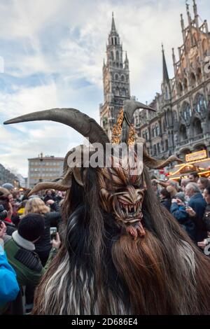 Monaco von Krampuslauf oder Perchtenlauf während der Adventszeit in Monaco von Bayern, eine alte Tradition, die während der Weihnachtszeit in den Alpen stattfindet Stockfoto