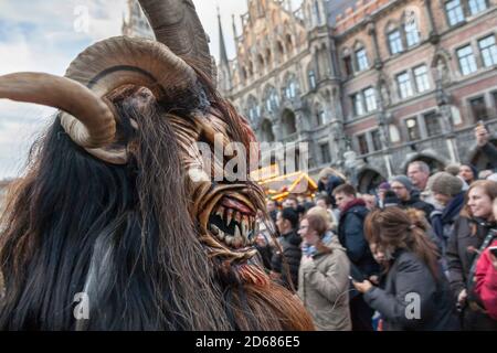 Monaco von Krampuslauf oder Perchtenlauf während der Adventszeit in Monaco von Bayern, eine alte Tradition, die während der Weihnachtszeit in den Alpen stattfindet Stockfoto