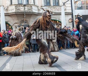 Monaco von Krampuslauf oder Perchtenlauf während der Adventszeit in Monaco von Bayern, eine alte Tradition, die während der Weihnachtszeit in den Alpen stattfindet Stockfoto