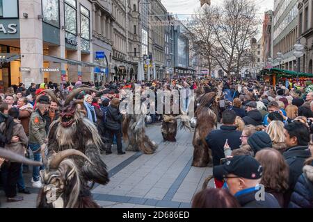 Monaco von Krampuslauf oder Perchtenlauf während der Adventszeit in Monaco von Bayern, eine alte Tradition, die während der Weihnachtszeit in den Alpen stattfindet Stockfoto