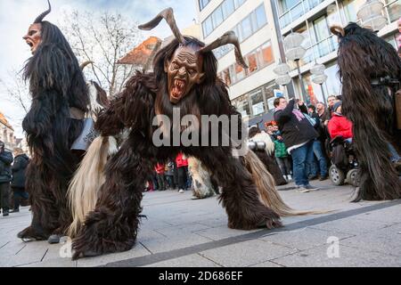 Monaco von Krampuslauf oder Perchtenlauf während der Adventszeit in Monaco von Bayern, eine alte Tradition, die während der Weihnachtszeit in den Alpen stattfindet Stockfoto