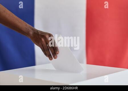 Nahaufnahme eines afrikanischen Mannes mit Briefumschlag, der für einen neuen Präsidenten gestimmt hat Stockfoto