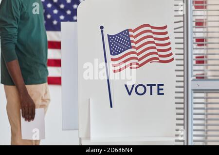 Nahaufnahme eines Mannes, der bei der Wahl in der Nähe der Wahlurne stand Er wird abstimmen Stockfoto