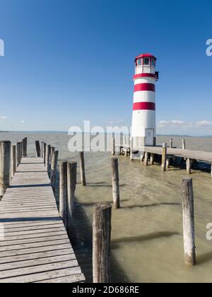 Podersdorf am See am Ufer des Neusiedler Sees. Der Leuchtturm im Heimathafen, die Ikone von Podersdorf und Neusiedler See. Die Landschaft um t Stockfoto